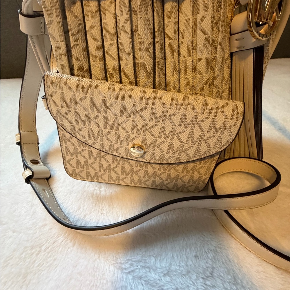 MICHAEL Michael Kors Willa pleated tote Bag with wallet - Picture 4 of 14